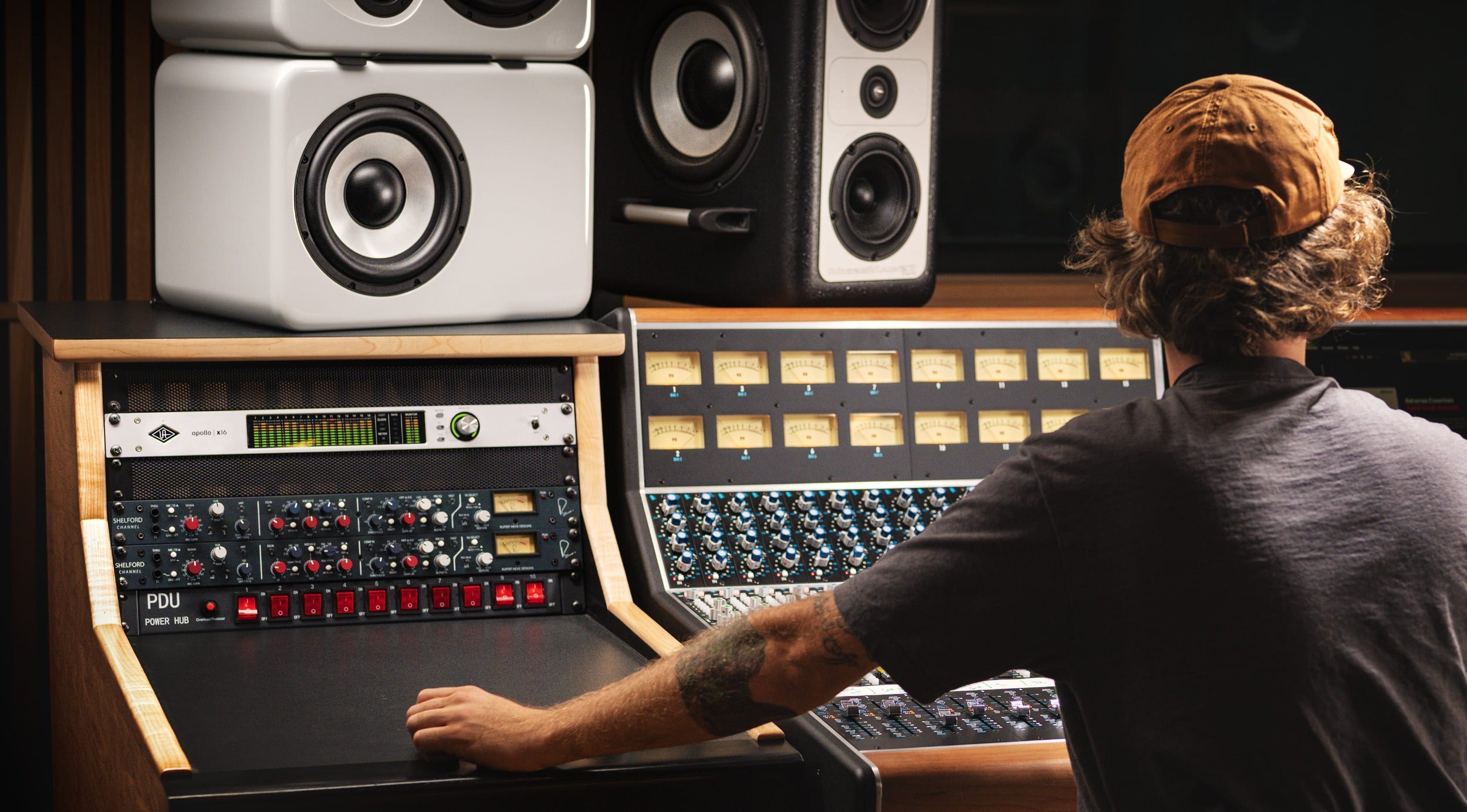 Universal Audio Apollo x16 Gen 2 (Essentials+ Edition) 