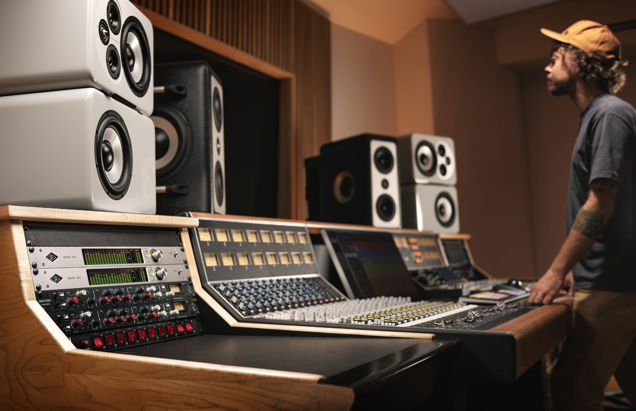 Universal Audio Apollo x16 Gen 2 (Essentials+ Edition) 